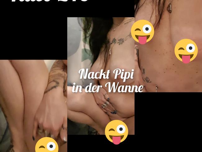 Nackt Pipi in der Wanne