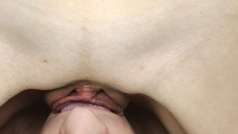 Nasse pulsierende Vulva gleitet über die Zunge des Mannes