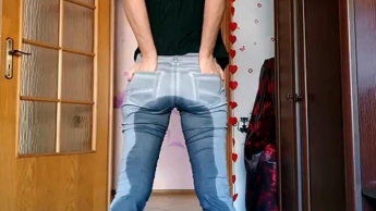 Natalia hat in grauen Jeans geschrieben