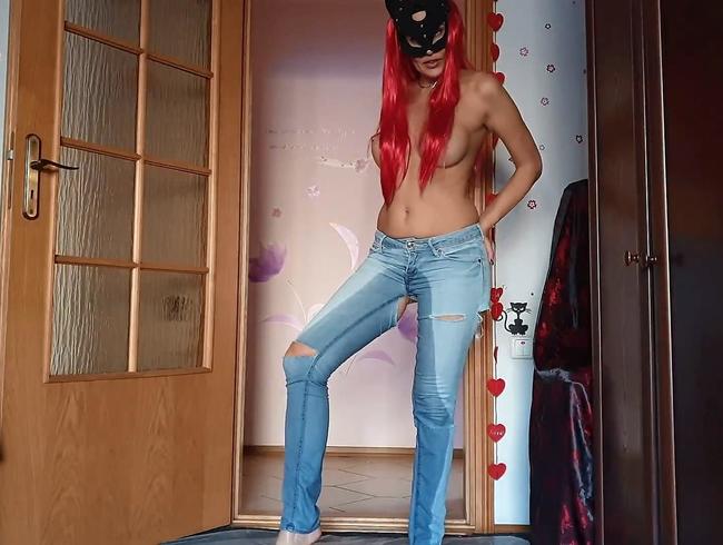 Natalia in Blue Jeans mit Löchern