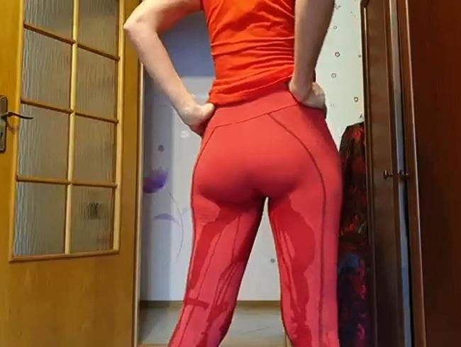 Natalia in nassen roten Leggings