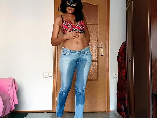 Natalia pisst in Jeans und fickt sich selbst