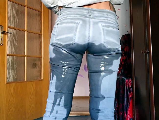 Natalia pisst in graue Jeans