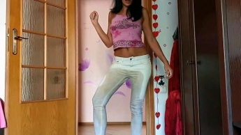 Natalia pisst wieder in weiße Jeans jeans