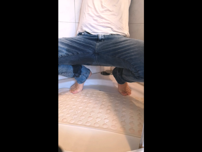 Natursekt und Wetlook Fetisch: Ich pisse in zerrissene enge Jeans und weißem Shirt