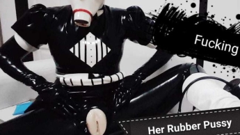 Naughty Rubber Maid Katie schleicht sich selbst aus