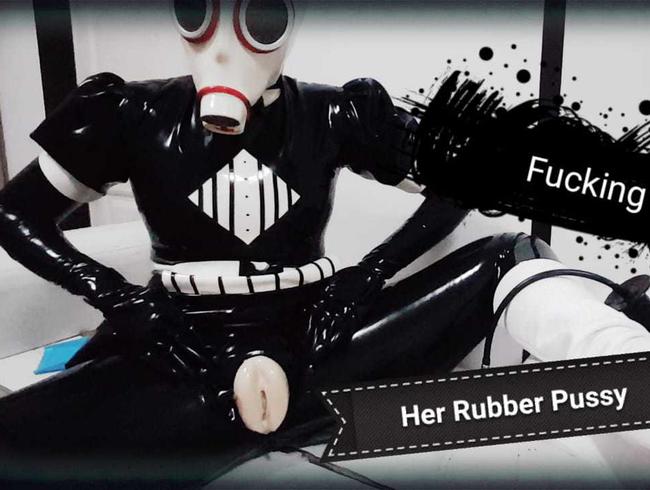 Naughty Rubber Maid Katie schleicht sich selbst aus