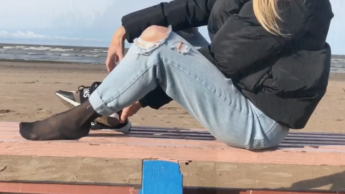 Nylonfeet am Strand im September – Nylons unter Jeans