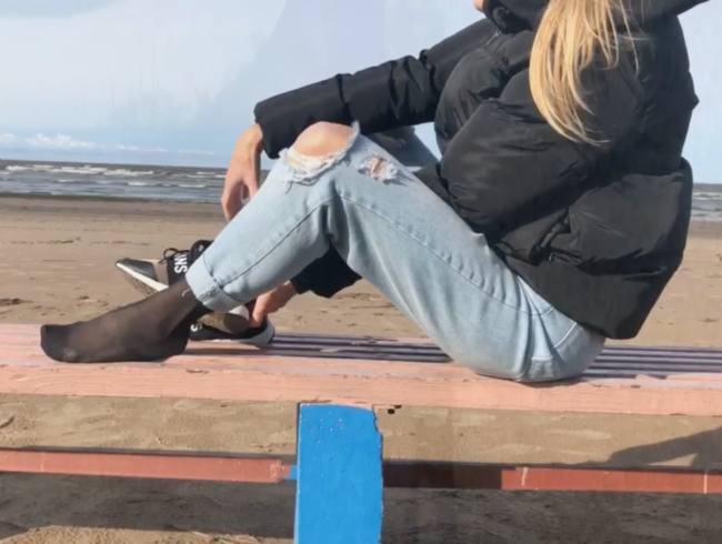 Nylonfeet am Strand im September – Nylons unter Jeans