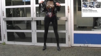 Originalton! Latex-Puppe in dunklen Leggings, Korsett und Maske mit aufblasbarem Dildo