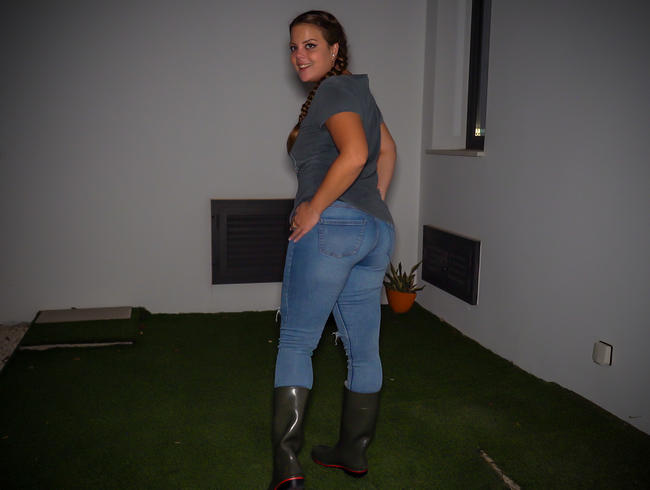 PERVERS – Pisse durch die Jeans in die Gummistiefel