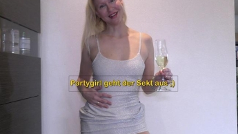 Partygirl geht der Sekt aus! ;)