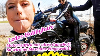 Perverse Leder-Hobbyhure reitet USER Micha´s neue Maschine ein! Ultra Cumshot alles war voll….