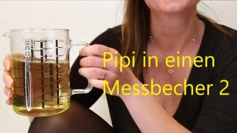 Pipi in einen Messbecher 2