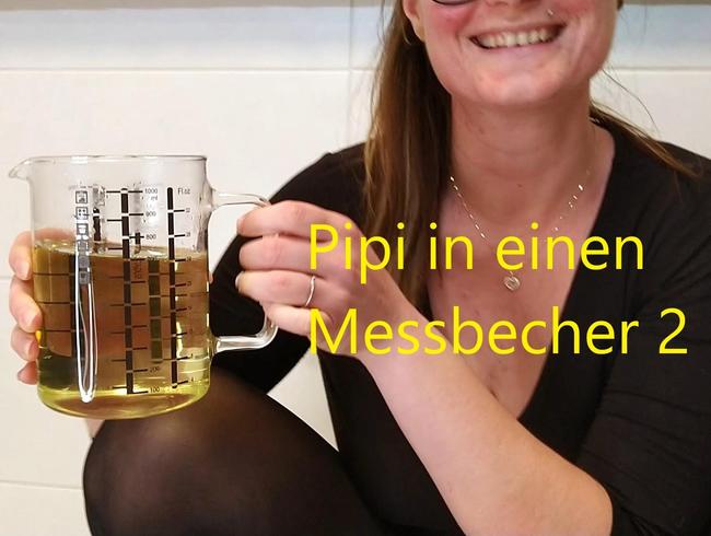 Pipi in einen Messbecher 2