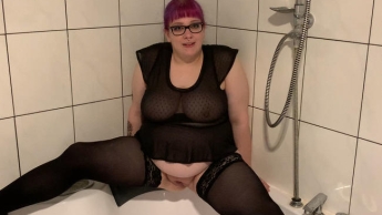 Pipipause auf der Party! Ich pisse in die Badewanne