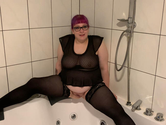 Pipipause auf der Party! Ich pisse in die Badewanne