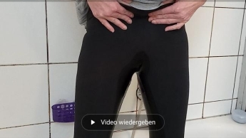 Piss in Leggins und damit Duschen