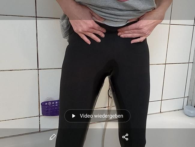 Piss in Leggins und damit Duschen