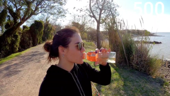 Pisse in der Öffentlichkeit trinken, aus einer Flasche über 1 Liter, sehr gelber und starker Natursekt !!! selten sehr selten!!!