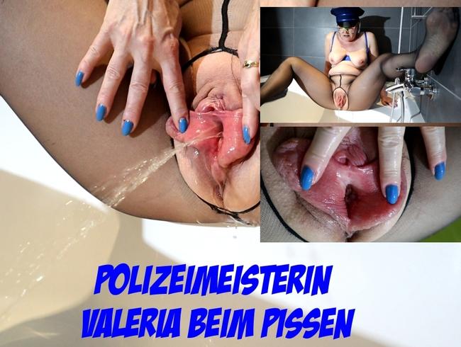 Polizeimeisterin Valeria beim pissen