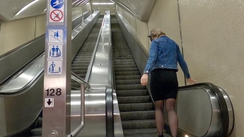 Public Piss Parade #3. Auf der Rolltreppe in der U-Bahn