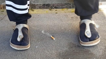 Qualmende Zigarette in Bixxis austreten