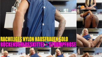 Rascheliges Hausfrauen Solo im Friseusen Nylon Rückenschlusskittel und Strumpfhosen
