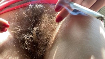 Rauchen außerhalb des haarigen Busches aus nächster Nähe