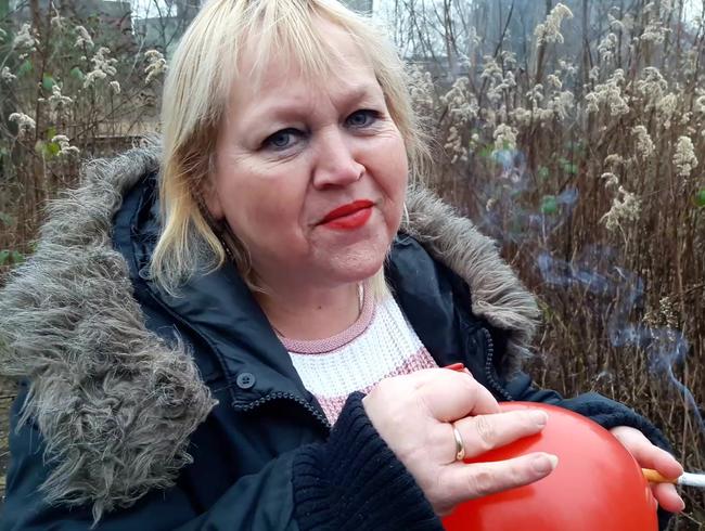 Rauchen bei Luftballon Spielchen am Bahngleis