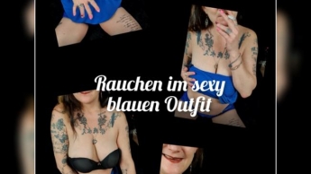 Rauchen im sexy blauen Outfit