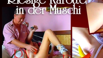 Riesige Karotte in der Muschi der Dame. Kleine Muschi und großer Dildo  Der Typ berührte mei