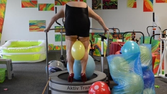 Rote Heels,Nylons auf dem Trampolin Ballons gepopped.