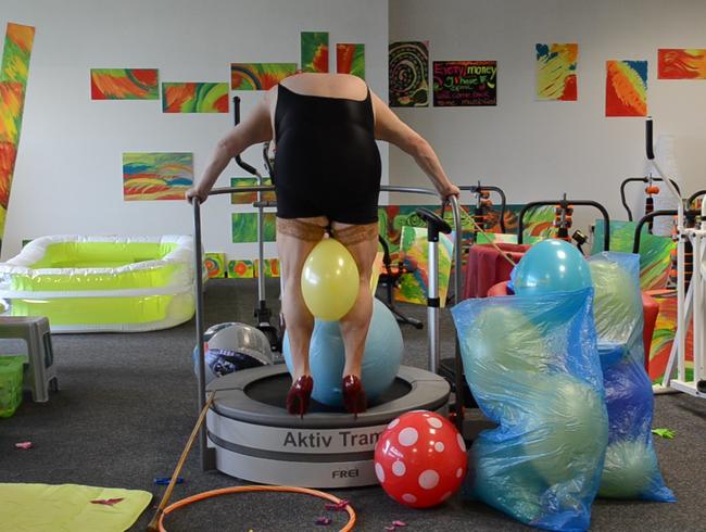 Rote Heels,Nylons auf dem Trampolin Ballons gepopped.