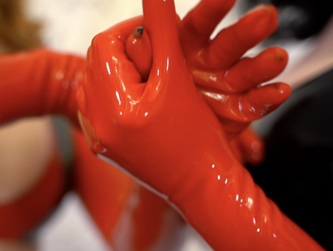 Rote Latexhandschuhe in Aktion