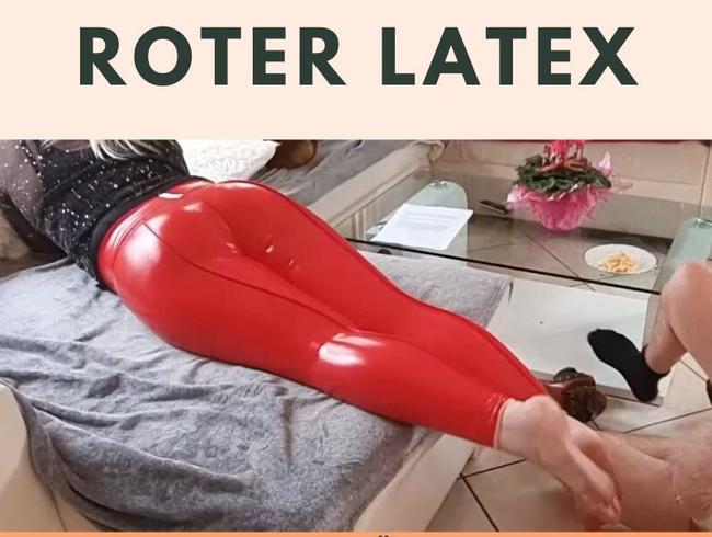 Roter Latex, geile Füsse und wichsen