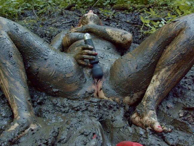 Rotkäppchen masturbiert im Schlamm Part 2