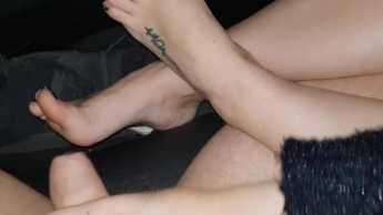 Schneller Footjob im Auto auf der Rückbank…..