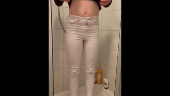 Schön in meine Jeans gepinkelt