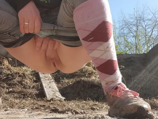 Schubkarre ausleeren in versiifften Sportschuhen, Reitsocken und Leggins