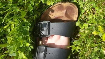 Schuhe im Gras