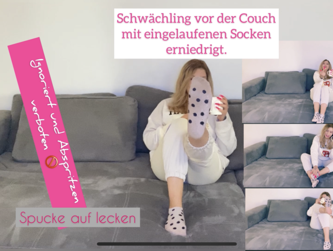 Schwächling vor der Couch mit eingetragenen Socken erniedrigt.