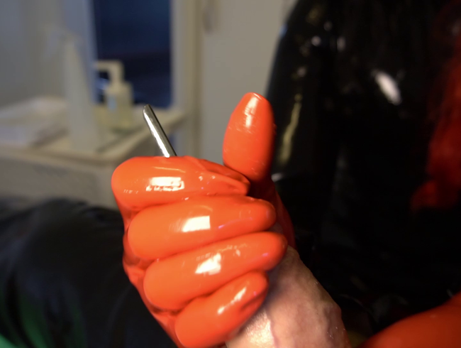 Schwarze Latexschwester mit Handschuhen, die einen harten Schwanz erklingen lassen