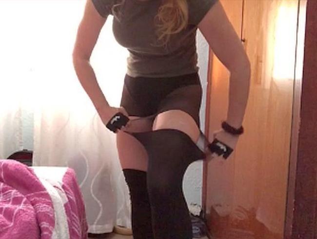 Schwarze Nylons zerfetzt