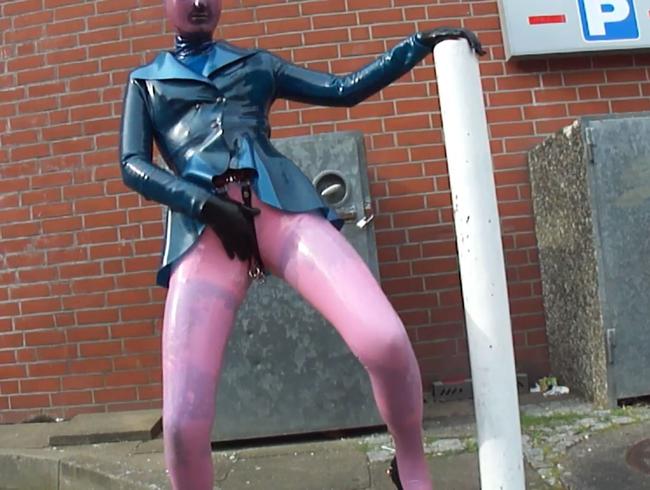 Schwere durchbohrte verstopfte Latexpuppe in rosa Leggings und blauer Jacke geht durch die Stadt. Teil 1