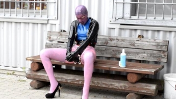 Schwere durchbohrte verstopfte Latexpuppe in rosa Leggings und blauer Jacke geht und fickt in der Stadt Teil 2