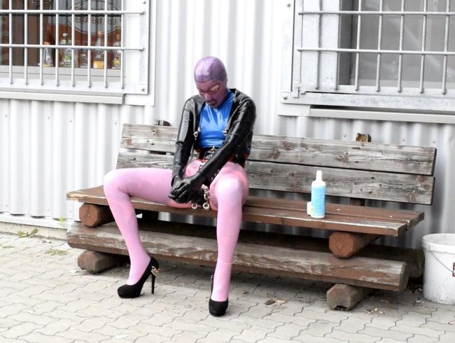 Schwere durchbohrte verstopfte Latexpuppe in rosa Leggings und blauer Jacke geht und fickt in der Stadt Teil 2