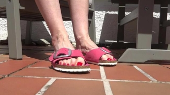 Shoe play, Zehen wackeln, faltige Sohlen in der Sonne auf der Garten Terrasse