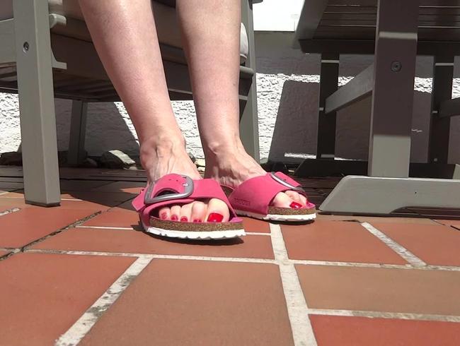 Shoe play, Zehen wackeln, faltige Sohlen in der Sonne auf der Garten Terrasse