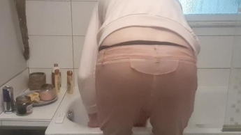 Sissy  geht mit ganzen  Klamotten  Baden